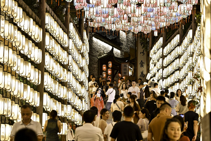 7月11日，游客在位于江西省上饶市广信区望仙乡的望仙谷景区游览。新华社记者 刘金海 摄
