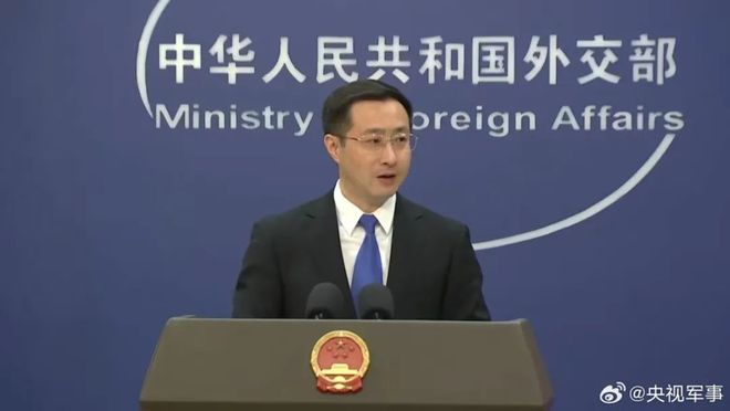 林剑主持7月15日外交部例行记者会图：央视军事微博端
