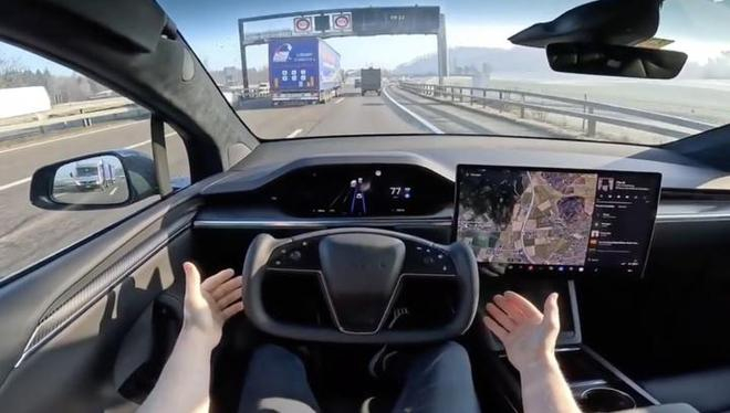 ▲特斯拉 Model X 的驾驶视角