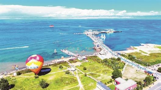 7月的青海湖碧波荡漾，各地游客在这里感受生态之美。图片由青海湖旅游发展集团有限公司提供