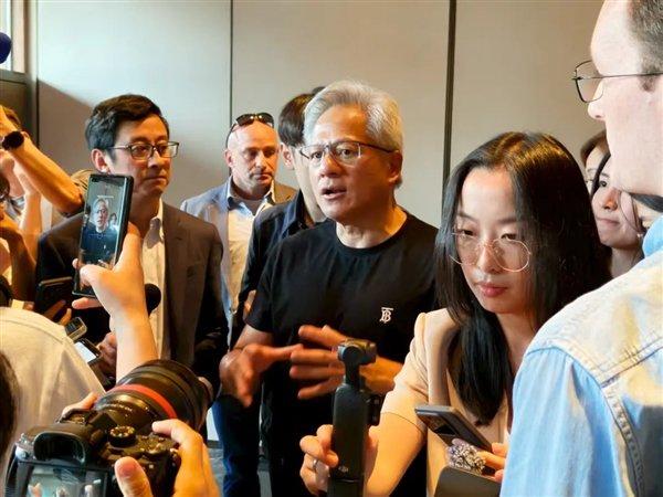 黄仁勋被记者包围了，Again！｜图片来源：极客公园