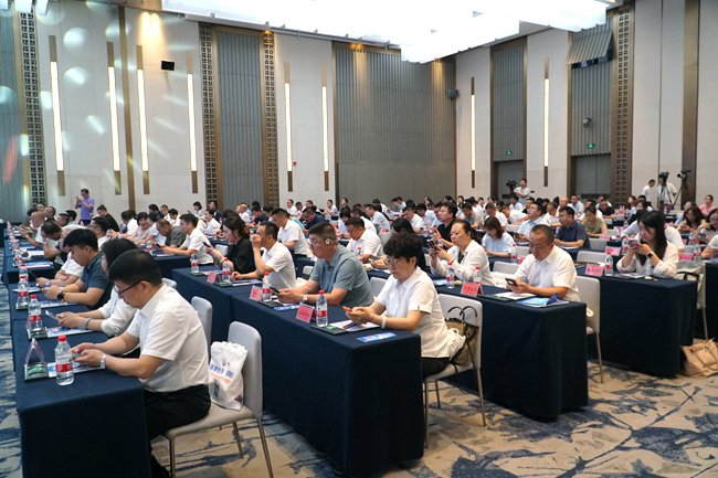 启动仪式上，与会嘉宾现场扫码投保。