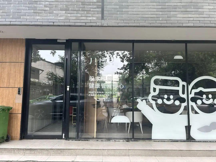 　　7月15日成都积木月子中心大门紧闭，店内无工作人员。 曹菲 摄