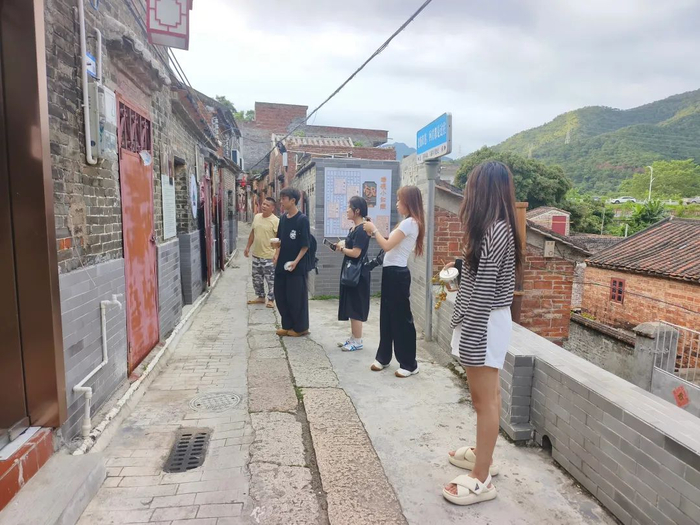 △清华美院学子在高要区调研。通讯员 邓婉花 摄