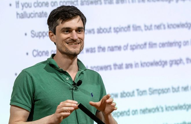 ▲UC Berkeley EECS讲座中，John Schulman在讲台上演讲。