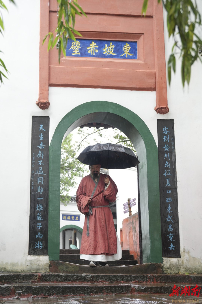 镌刻于东坡赤壁山门的楹联。