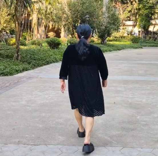出院后，C女士跟医生分享自己出门散步的照片
