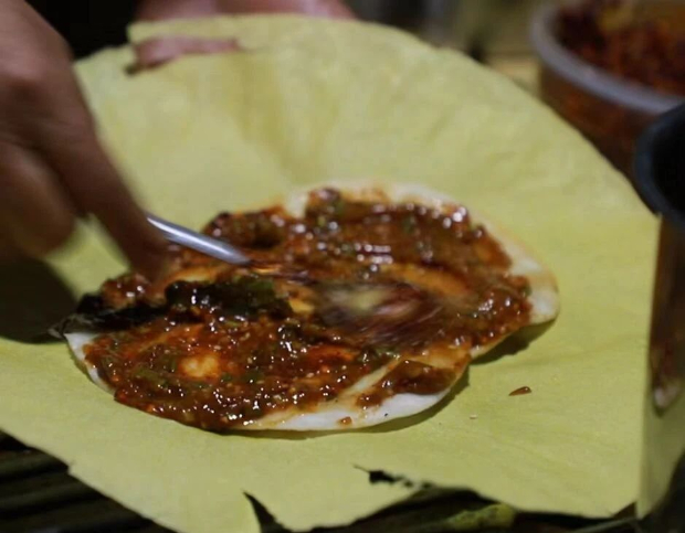 饵块粑粑上抹上稀豆粉 图源：“微播临翔”微信公众号