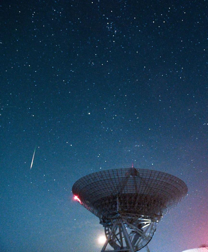 射电望远镜及夜晚星空（资料图）