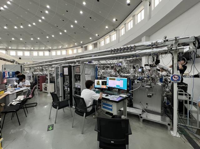 科研人员在苏州大学-中国科学技术大学国家同步辐射实验室共建软X射线能源材料原位分析线站上工作。受访者供图