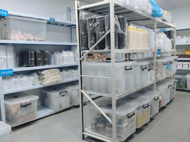 共享仓库为外卖厨房腾出许多空间 李欣欣摄