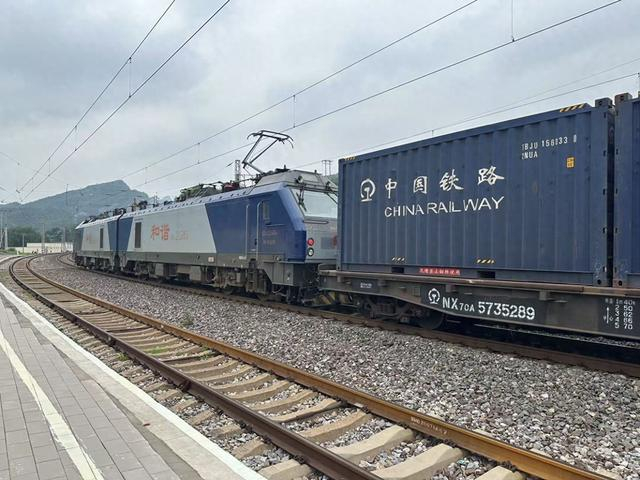 图为列车通过丰沙铁路雁翅站 路炳阳/摄