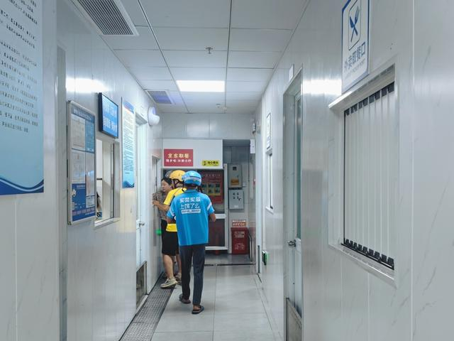 “方小厨”内部敞亮的过道 李欣欣摄