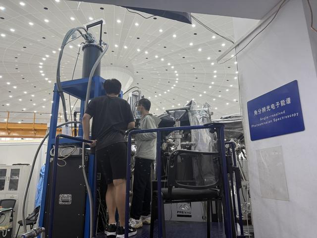 在合肥光源，科研人员正开展试验。巩持平摄