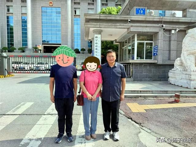 周兆成律师和储户代表（受访者供图）