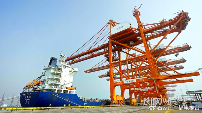 唐山港京唐港区，现代化机械设备在进行装船作业。