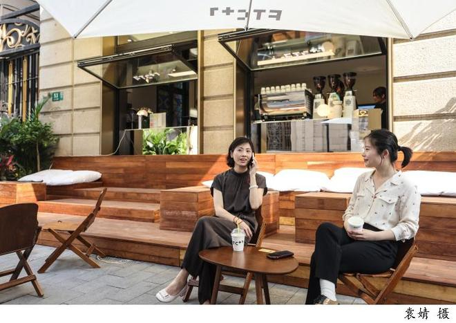 图为外滩FTC引入网红咖啡店品牌，并推出特色外摆空间，让来到这里的创作者和市民感受专属于这里的氛围感。