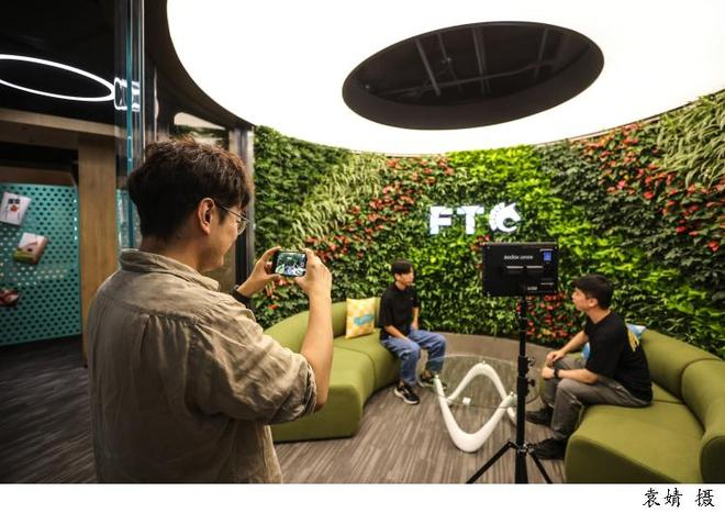 图为外滩FTC内的“零碳直播间”。