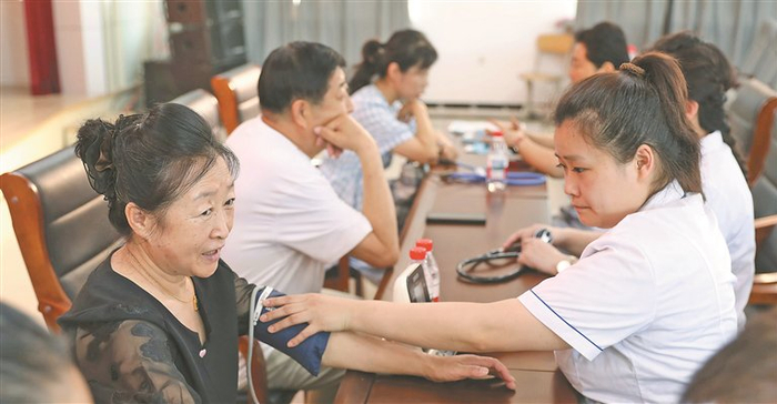     医务人员进社区为居民诊病。