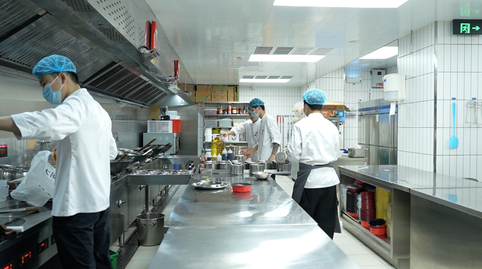 ▲胡大饭馆卫星店与传统门店使用统一出餐标准。摄影：吉晨光