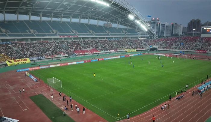 　　7月12日晚，潍城区足球队与奎文区足球队在潍坊奥体公园体育场开启“V超”揭幕战。（图源潍坊市体育局）