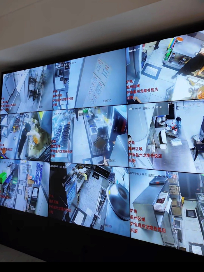 头部餐饮商家联合美团品牌卫星店进行“互联网＋明厨亮灶”后厨直播。摄影：吴英