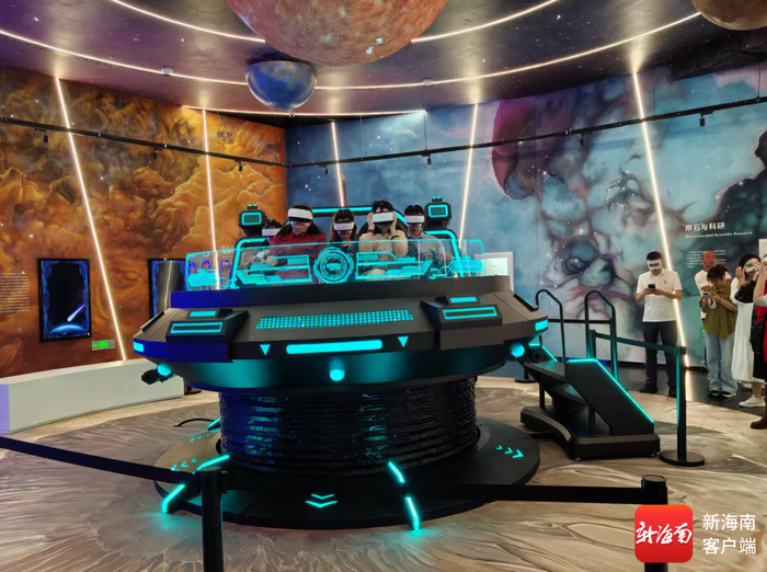 游客在文昌航天超算中心体验遨游太空。记者 吴岳文 摄