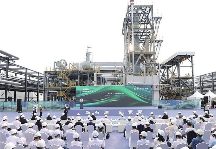     远景科技集团打造的全球最大152万吨绿色氢氨项目首期32万吨工程在内蒙古赤峰建成投产　（远景能源供图）