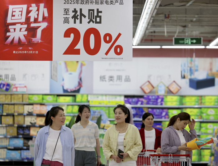 6月9日，消费者在山东省枣庄市一家超市选购商品。新华社发（孙中喆摄）
