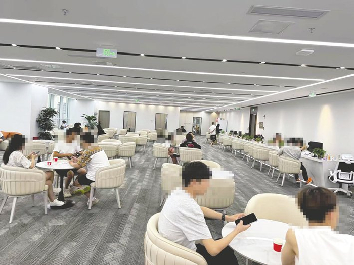 每经记者探访期间，一家信贷中介公司内的景象。每经记者 刘嘉魁 摄