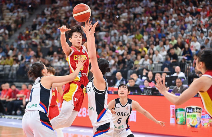 7月15日，中国队球员杨舒予（上）在比赛中传球。新华社记者 肖恩楠 摄