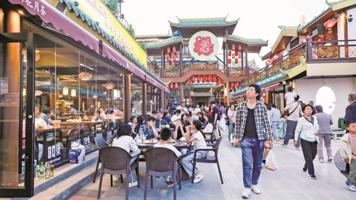 　　游客漫步花月荟 市融媒体中心记者 贾温摄