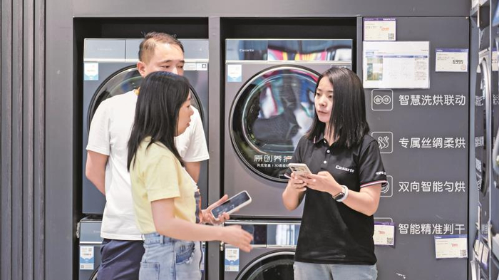 　　家电零售业迎来“盛夏狂欢” 市融媒体中心记者 贾温摄