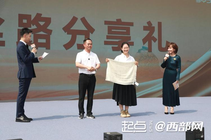 中国西藏阿里地区融媒体中心向万里行车队赠送分享礼