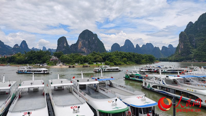 游船停靠在码头旁。人民网 雷琦竣摄