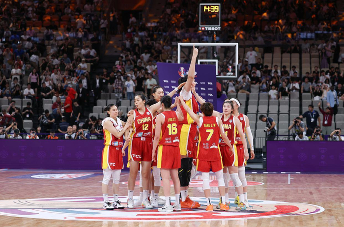 7月15日，中国队球员在赛后庆祝胜利。新华社记者 毛思倩 摄