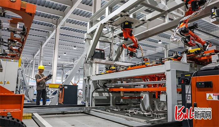 7月15日，安平县网都科技共享智造工厂内，工作人员正在调试铁路护栏网全自动焊接流水线。 河北日报记者 李佳泽摄