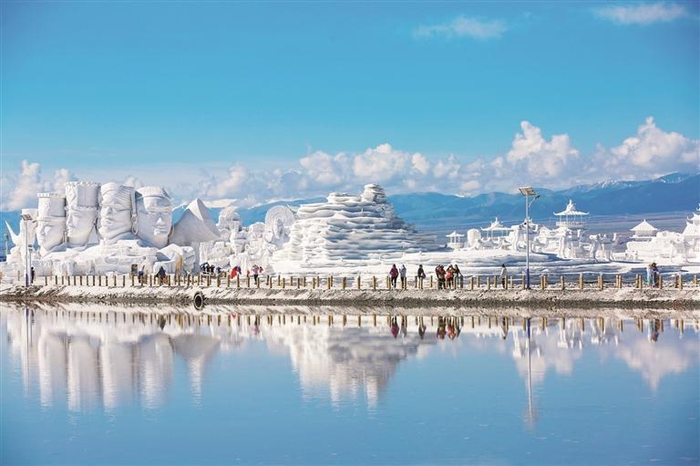     7月15日，游客走进茶卡盐湖景区，领略盐湖自然风光。王生荣 摄
