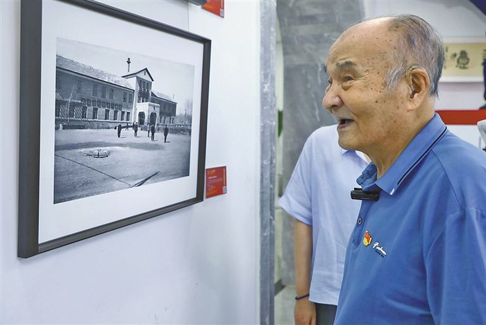 7月3日，内蒙古日报社原社长傅克家观看展览。郭成 摄