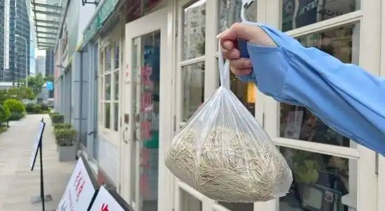 胡宝谈在逸桂禾买了两斤生切面