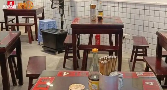 早上8点多，店内空无一人