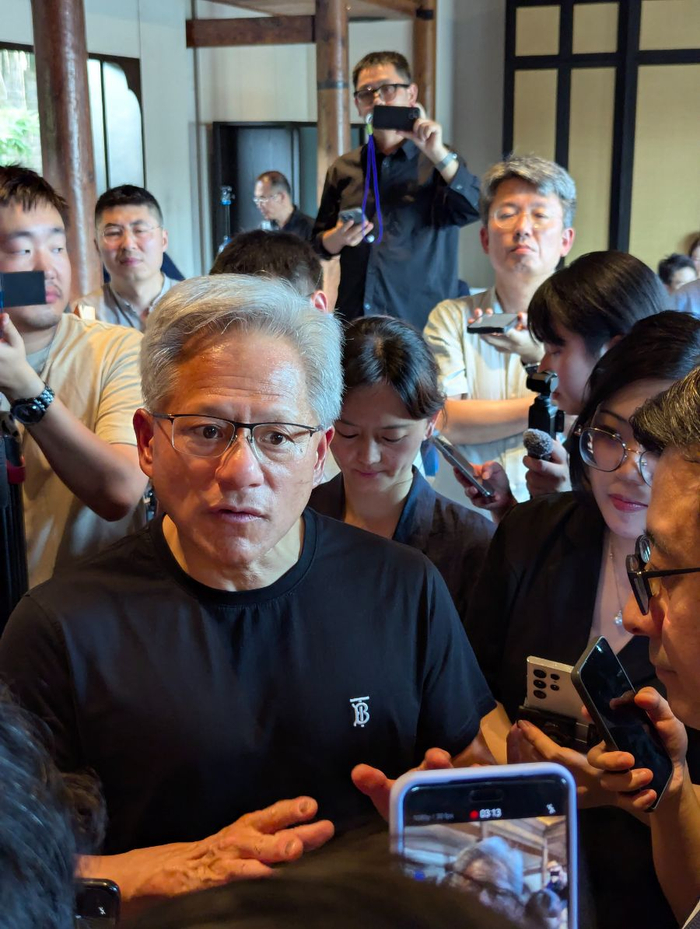 （链博会期间黄仁勋接受媒体采访 本报记者张旭/摄）