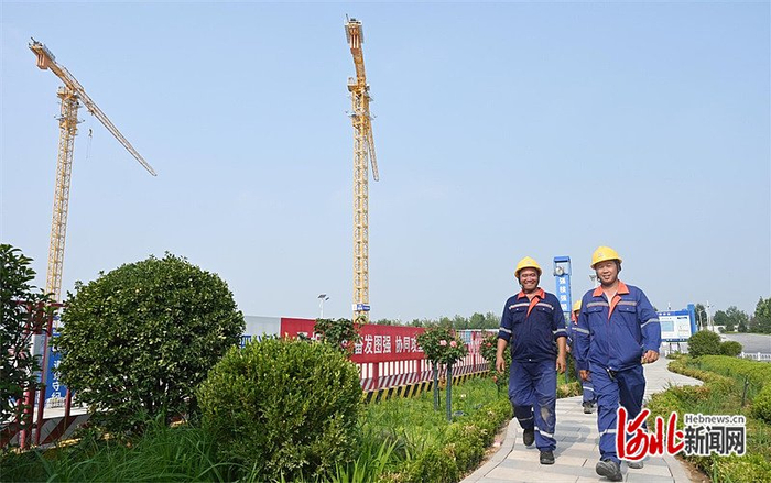 7月12日，在中核雄安科技园项目建设现场，工人们准备上工。 刘光昱摄