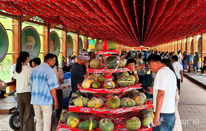 品瓜长廊内人头攒动（央广网发  马晓杉  摄）