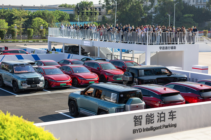 比亚迪智能泊车演示。