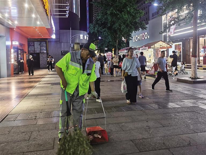 　　清扫夜市路面