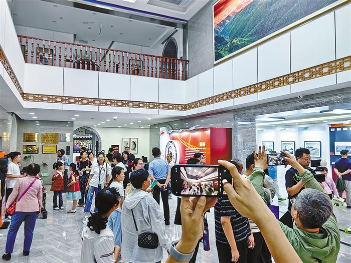 展览吸引了大批观众前来观看。夏红 摄