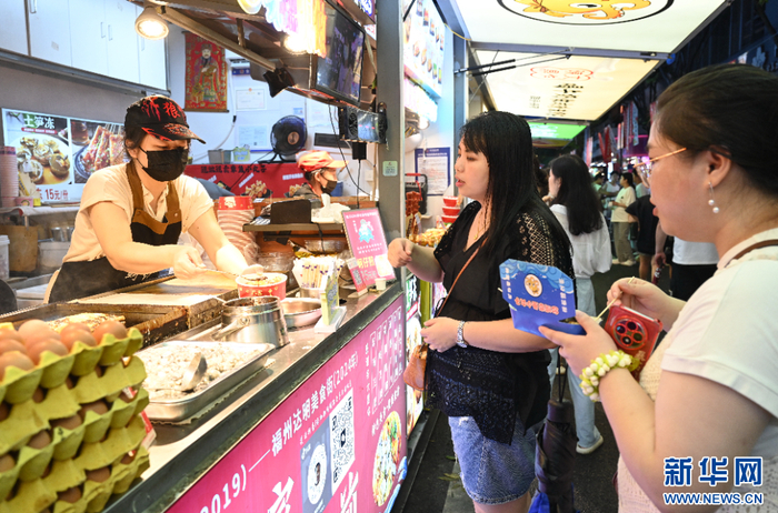 7月13日，市民在福州达明美食街选购美食。新华社记者 林善传 摄