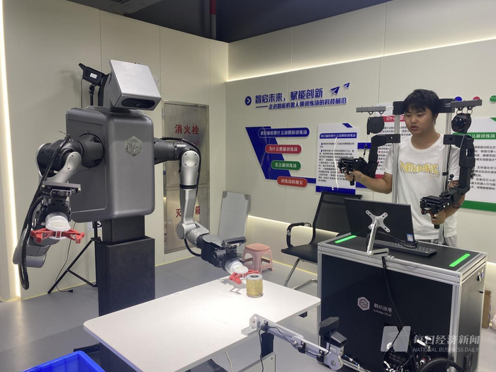 “带教老师”利用遥操作系统示教机器人 图片来源：每经记者 张宝莲 摄