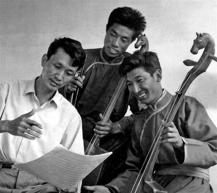 1972年，广东省歌舞团高士衡与乌兰牧骑队员一起作曲。魏殿林 摄